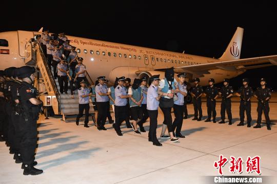 犯罪嫌疑人乘機抵達成都?！“苍?攝