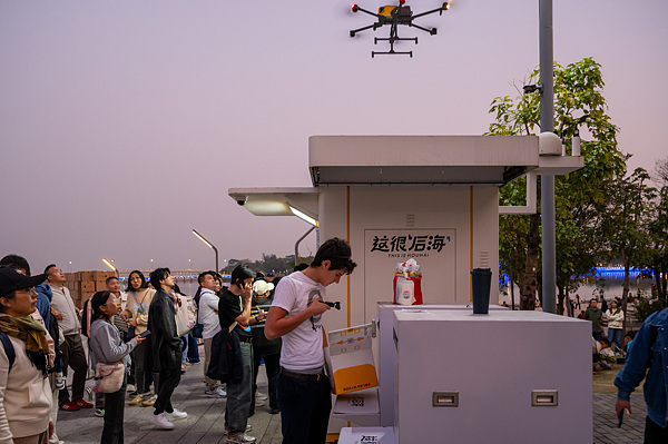 在深圳，外國游客體驗無人機外賣送餐。