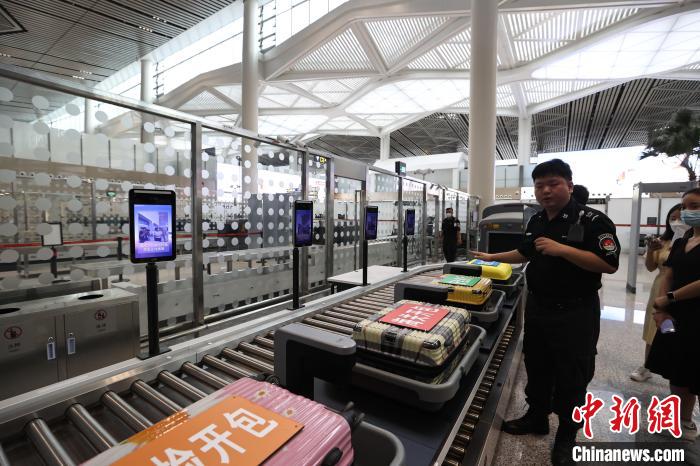 （高質量發(fā)展調研行）探訪?？诿捞m國際機場封關運作項目：將實現(xiàn)旅客“無感通關”