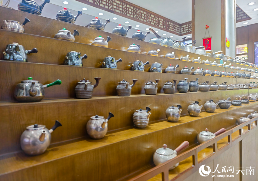 8新華村一家銀器店里的各類銀器。人民網(wǎng)記者 符皓攝