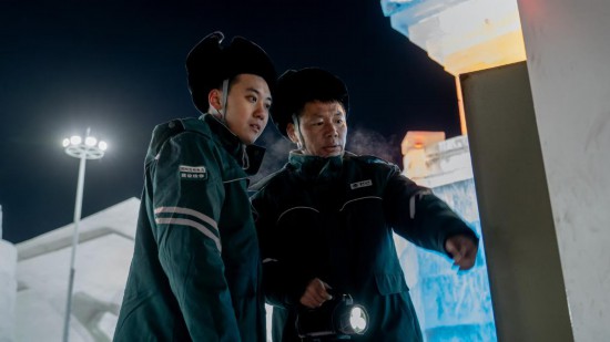 長春市冰雪新天地園區(qū)內，長春市雙陽區(qū)供電公司工作人員正在檢查低壓配電箱。新華社記者 段續(xù) 攝
