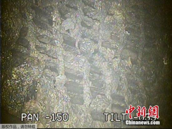 當(dāng)?shù)貢r(shí)間2月2日，東京電力公司公布對(duì)福島第一核電站2號(hào)機(jī)組反應(yīng)堆安全殼內(nèi)拍攝到的圖像。根據(jù)分析，結(jié)果顯示內(nèi)部空間輻射量推算為最大每小時(shí)530希沃特。圖為機(jī)器人拍到的受損反應(yīng)堆底部的物質(zhì)。