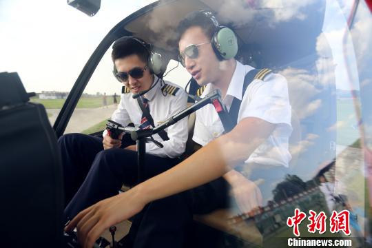 四川一高校開設(shè)直升機駕駛專業(yè)未來年薪可達60萬