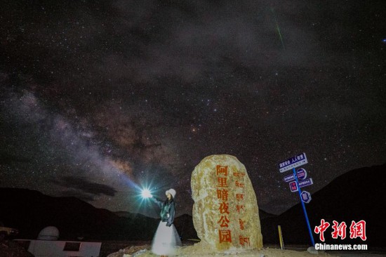 圖為6月20日晚，游客“打卡”西藏阿里暗夜公園，天上是銀河與流星（右上角）。曹枝清 攝