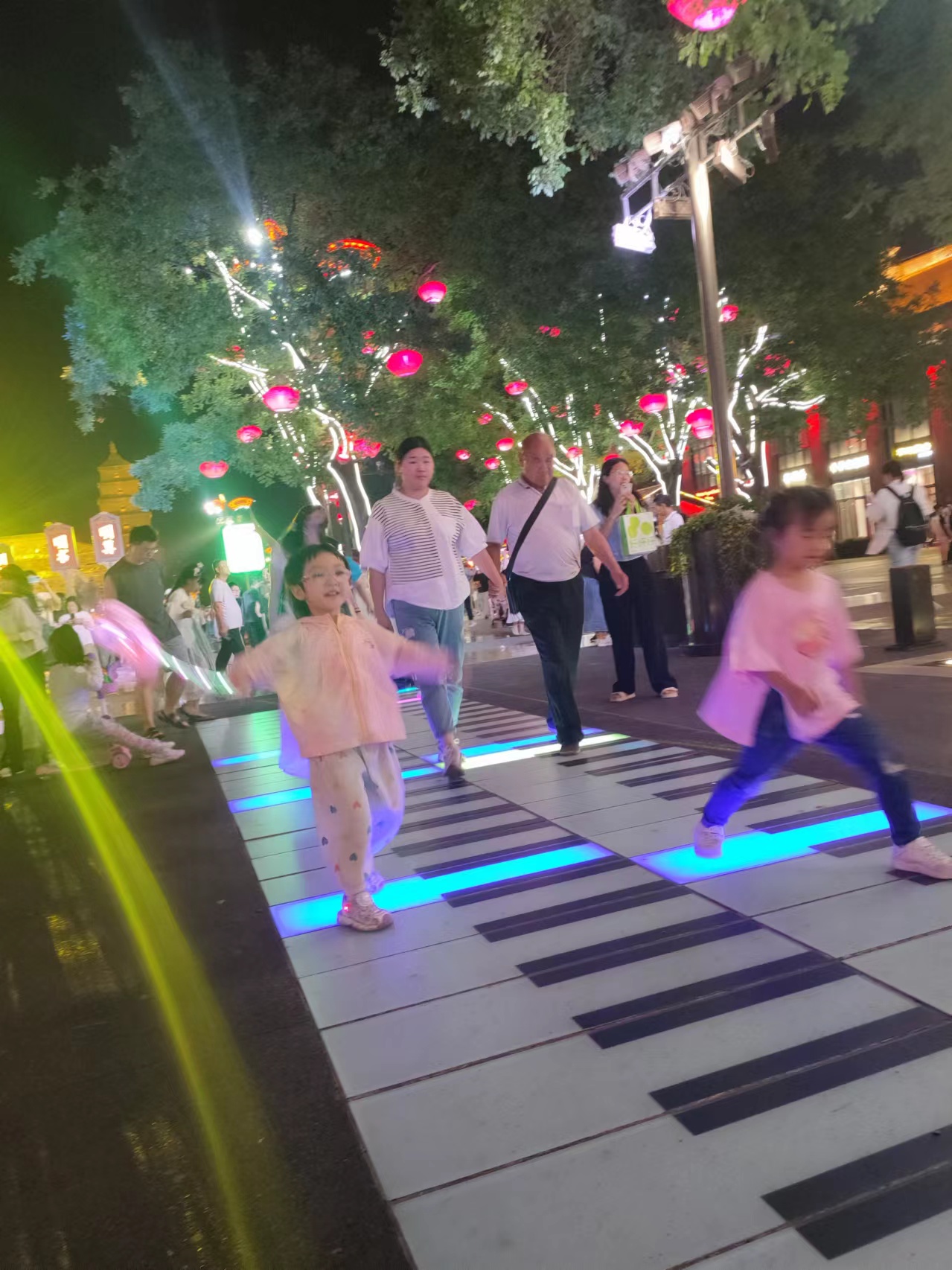 人們?cè)谖靼泊筇撇灰钩遣叫薪稚⒉?。人民網(wǎng)記者 喬業(yè)瓊攝