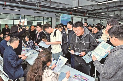 2024年3月，在蘭州大學(xué)2024屆畢業(yè)生大型春季綜合雙選會(huì)現(xiàn)場(chǎng)，青年學(xué)子踴躍報(bào)名西部用人單位。 蘭州大學(xué)供圖