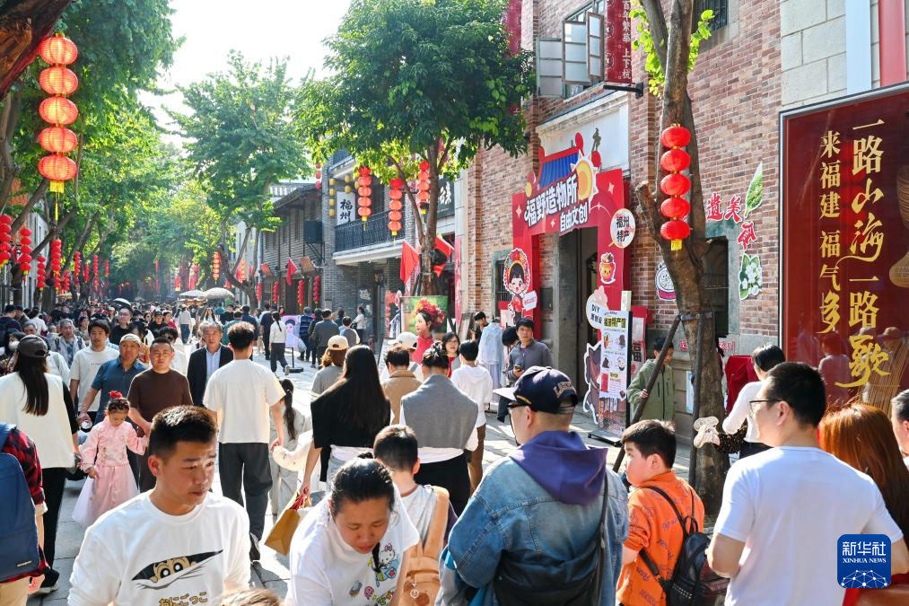 2月22日，市民游客在福州上下杭?xì)v史文化街區(qū)參觀游覽。新華社記者林善傳 攝