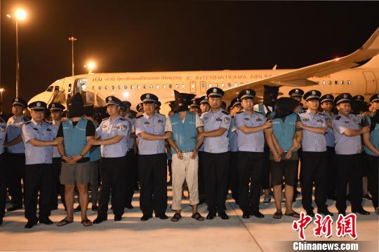 被押解回蓉的犯罪嫌疑人?！“苍?攝