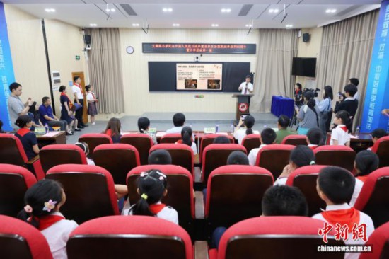 廣州中醫(yī)藥大學(xué)副校長、廣東省中醫(yī)院院長張忠德向?qū)W生講述“抗戰(zhàn)中的中醫(yī)藥”。吳遠(yuǎn)團(tuán) 攝