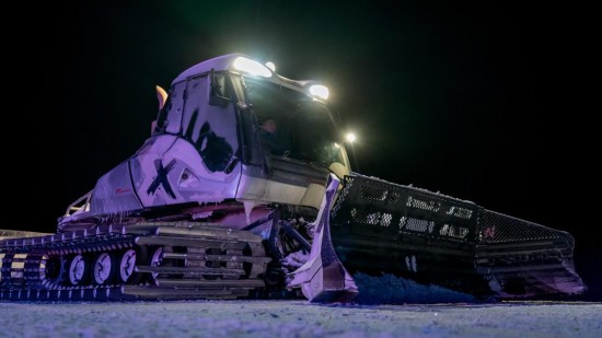 吉林市松花湖滑雪度假區(qū)內，壓雪車正在平整雪道。新華社記者 唐成卓 攝