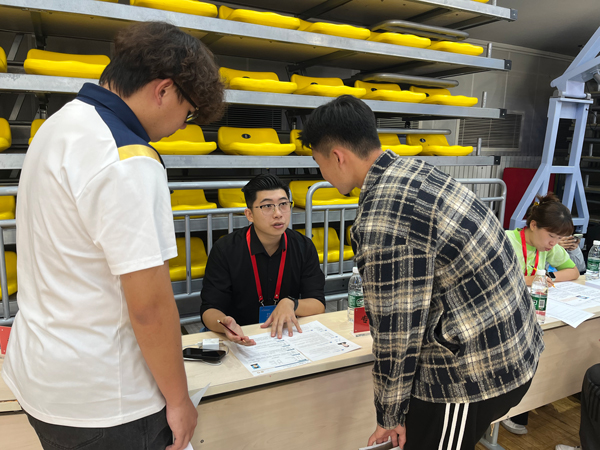 招聘會(huì)上，老師為畢業(yè)生開(kāi)展就業(yè)指導(dǎo)。校方供圖