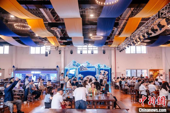 圖為基地內(nèi)的慕尼黑餐廳?！±钅宪?攝