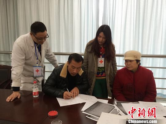 小月的父親和奶奶填寫遺體和器官捐獻志愿書。重慶紅會供圖