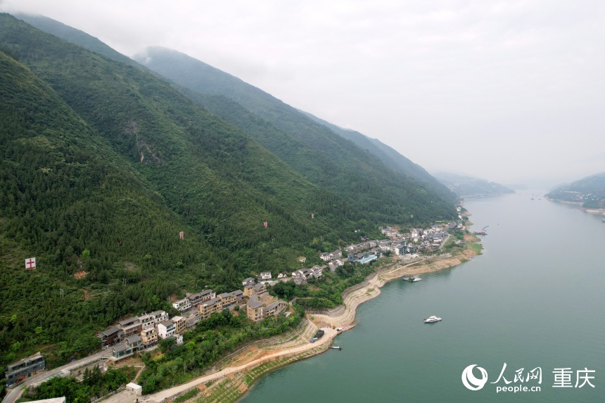 位于長(zhǎng)江南岸的三峽里·竹枝村。人民網(wǎng)記者 劉政寧攝