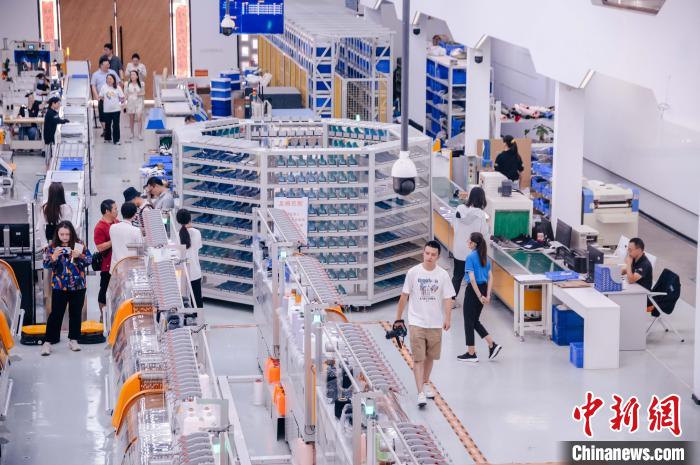 圖為莆田雙馳鞋業(yè)個性化定制示范工廠?！±钅宪?攝