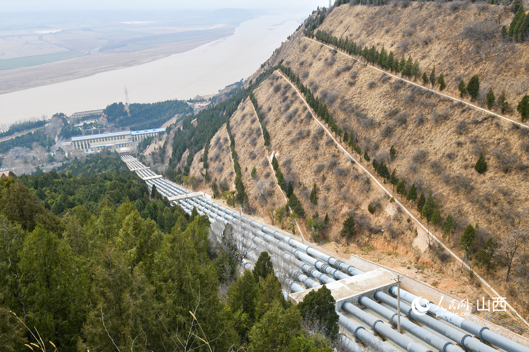 大禹渡灌區(qū)6條約700米的管道將黃河水引上旱塬。人民網(wǎng)記者 焦搏文攝