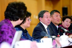 3月8日，全國(guó)政協(xié)舉行教育界別聯(lián)組會(huì)議，教育部部長(zhǎng)袁貴仁右三到會(huì)聽取建議。