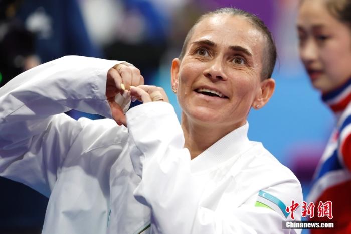 資料圖：9月28日，杭州第19屆亞運會競技體操女子跳馬決賽在黃龍體育中心體育館舉行。烏茲別克斯坦選手丘索維金娜以13.383分獲得該項目第四名。圖為丘索維金娜在賽后向觀眾比心。<a target='_blank' href='/'>中新社</a>記者 富田 攝