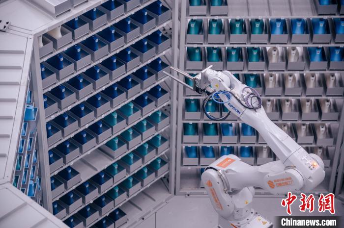 車間里，鞋楦配送機械臂在有序工作。　李南軒 攝