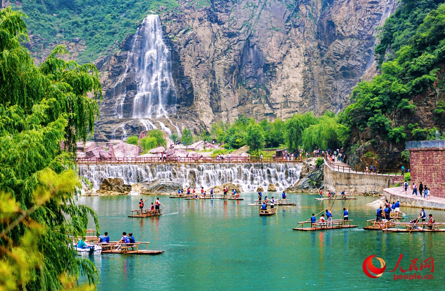 泛舟水上，成為酷熱夏季的一個避暑良方。人民網(wǎng)記者 王佩攝