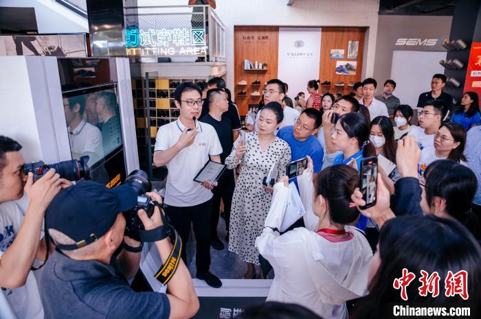 定制示范工廠可從腳型測量儀采集數(shù)據(jù)，按需進(jìn)行“私人訂制”?！±钅宪?攝