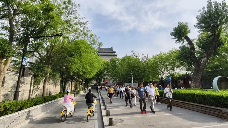 外國(guó)游客游覽北京鼓樓。人民網(wǎng)記者 李楠樺攝