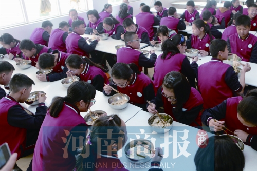 鄭州一中學(xué)開設(shè)“燴面課” 學(xué)生“逼迫”老師拖堂