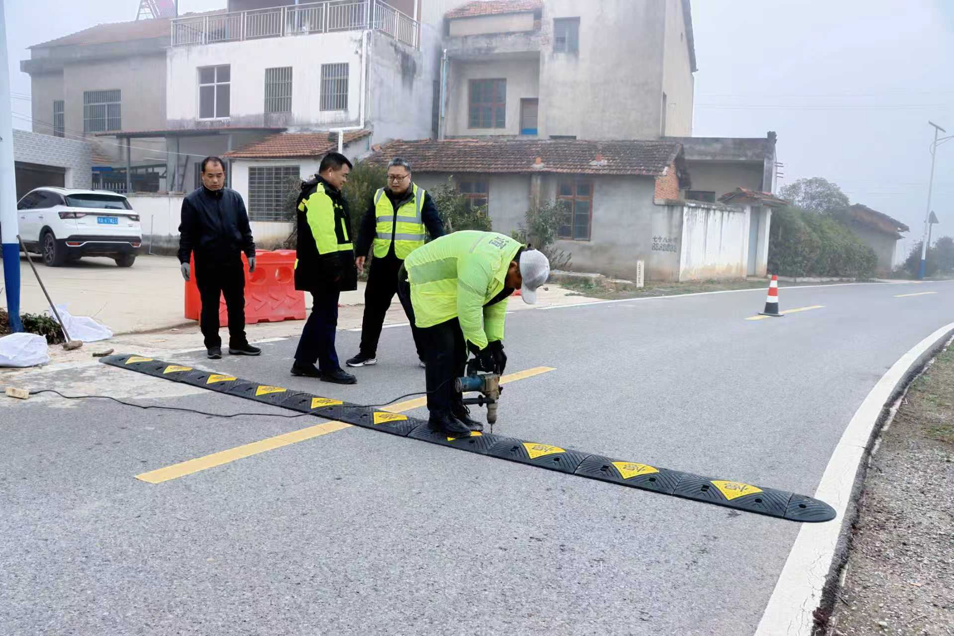 養(yǎng)護(hù)工對(duì)農(nóng)村公路進(jìn)行日常巡查、養(yǎng)護(hù)。受訪方供圖