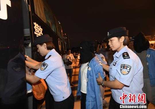 犯罪嫌疑人被押上押解車?！“苍?攝