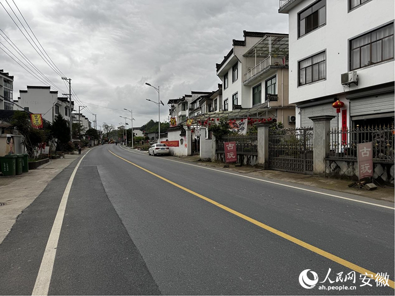 寬敞的S347公路穿過(guò)瞻淇村。人民網(wǎng)記者 胡雨松攝