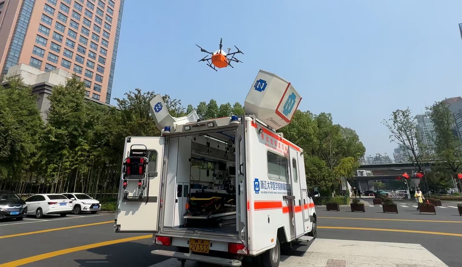 浙江大學醫(yī)學院附屬第二醫(yī)院5G急救車搭載的無人機正在起飛。人民網(wǎng)記者 申佳平攝
