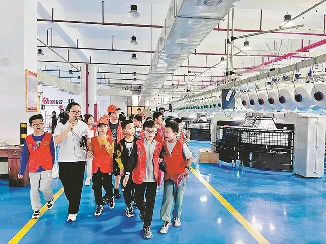 學生參觀惠安校服企業(yè)生產(chǎn)車間?；莅部h委宣傳部供圖