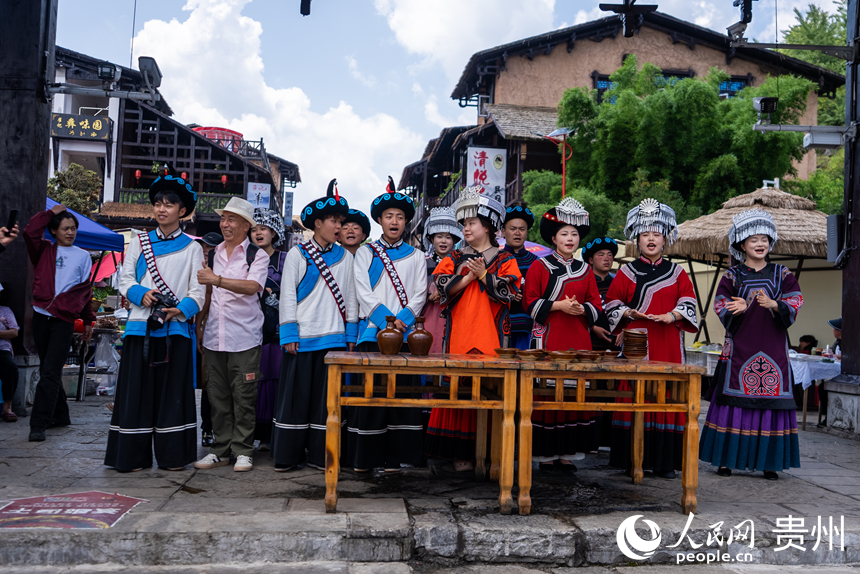 海坪文化小鎮(zhèn)里熱情的彝家“攔門酒”。人民網(wǎng)記者 涂敏攝