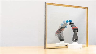  圖為機(jī)器人觀(guān)察自己在鏡子中的倒影，學(xué)習(xí)自身的形態(tài)和運(yùn)動(dòng)學(xué)，實(shí)現(xiàn)自主模擬。圖片來(lái)源：美國(guó)哥倫比亞大學(xué)