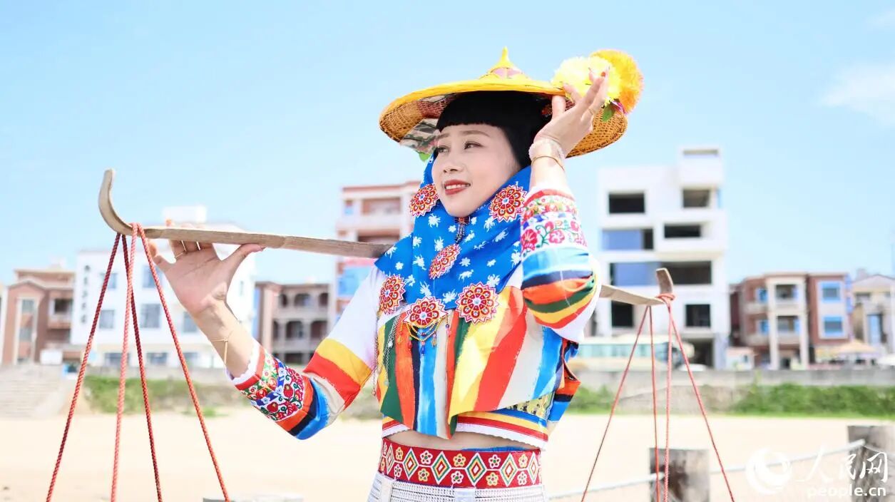花頭巾包裹，配上寬檐黃斗笠，是惠安女獨特的“防曬套裝”。人民網(wǎng)記者 李昌乾攝