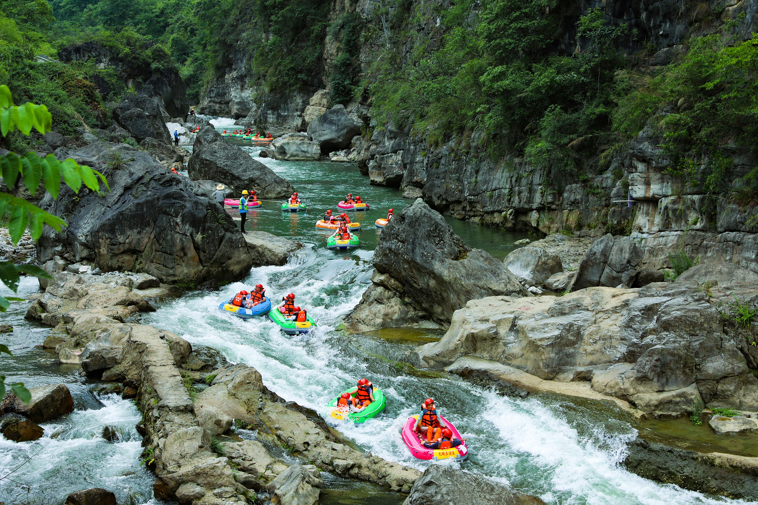 游客在湖北省宜昌市秭歸縣九畹溪漂流消暑享清涼。（圖片來源：視覺中國）