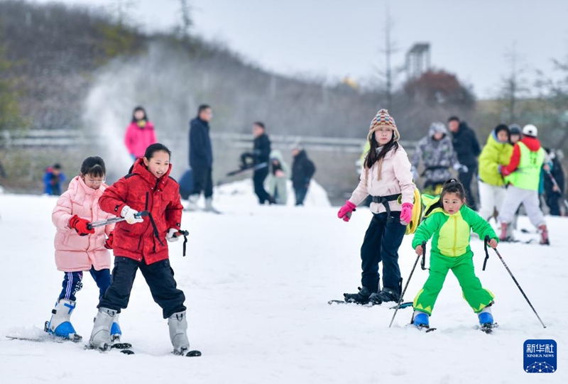 2月23日，滑雪愛好者在貴陽市高坡云頂滑雪場滑雪。新華社記者 楊文斌攝