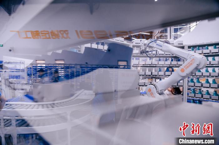 最快一個多小時，“私人訂制”的鞋子就能完成生產(chǎn)?！±钅宪?攝