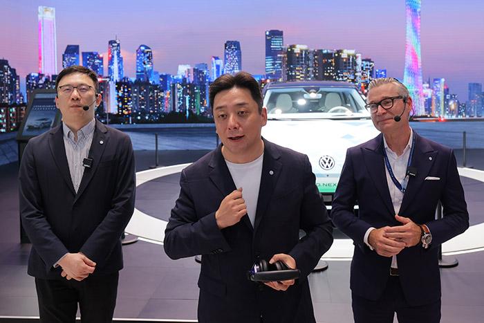 11月17日，上汽大眾汽車有限公司銷售與市場執(zhí)行副總經(jīng)理、上海上汽大眾汽車銷售有限公司總經(jīng)理俞經(jīng)民(中間)參加廣州車展展臺活動(dòng)。 上汽大眾 供圖