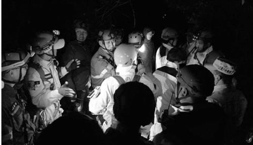 救援隊(duì)在龍山搜尋。