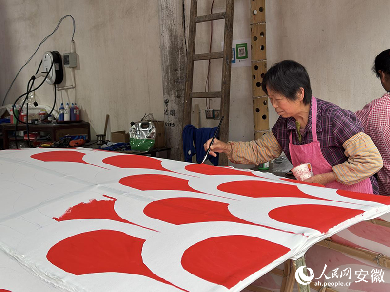 瞻淇村內(nèi)大多數(shù)村民都掌握制作魚(yú)燈的絕活。人民網(wǎng)記者 胡雨松攝