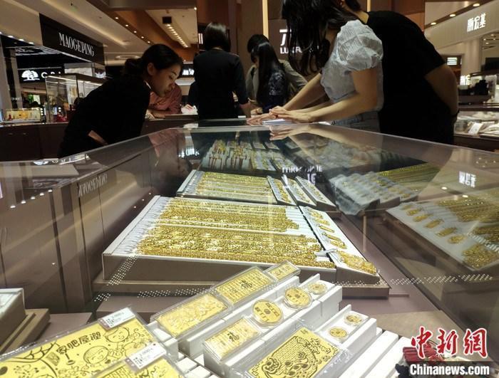 資料圖：民眾在商場(chǎng)購(gòu)買黃金飾品。 <a target='_blank' href='/'>中新社</a>記者 呂明 攝