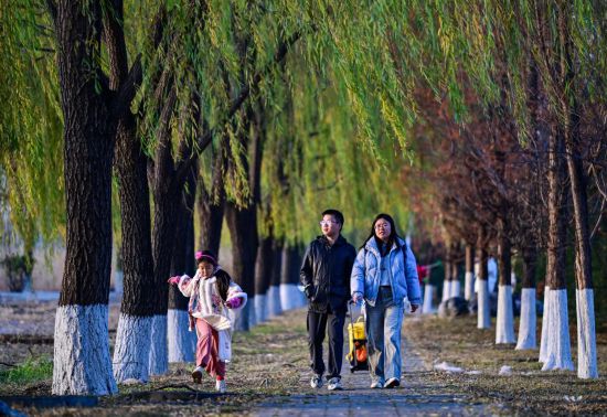 游客漫步在北京園博園內(nèi)。新華社記者 陳曄華 攝