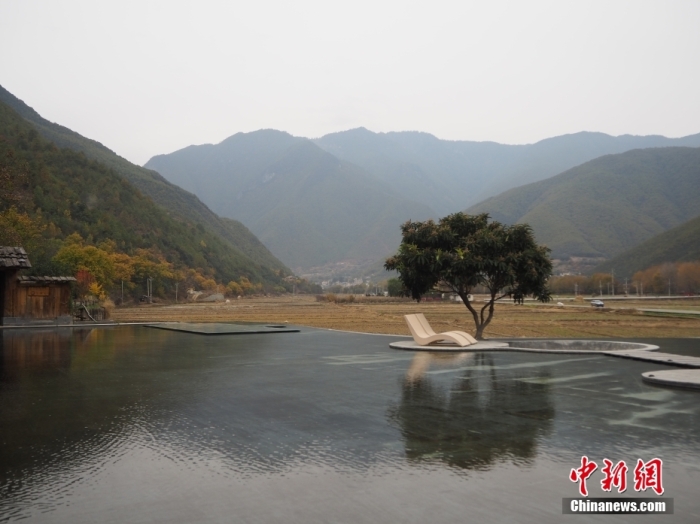 云南迪慶州維西縣塔城鎮(zhèn)啟別村天域塔城酒店，四面被群山環(huán)抱，風(fēng)景宜人。高雅曼 攝