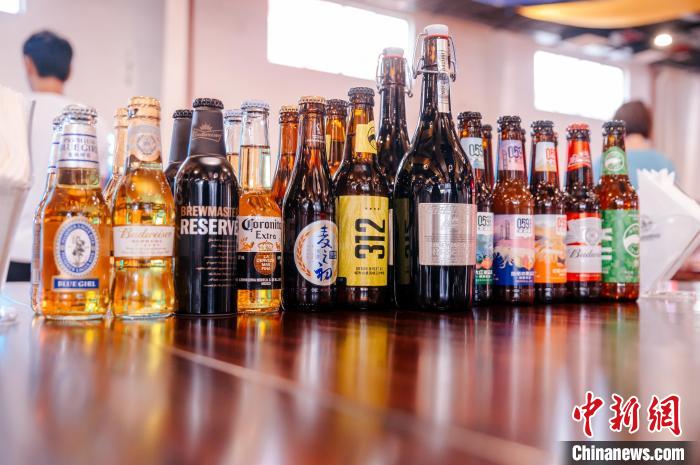 莆田基地主要生產(chǎn)全球旗艦品牌百威、科羅娜、貝克等啤酒，并生產(chǎn)雪津啤酒、雪山啤酒、藍妹啤酒等?！±钅宪?攝