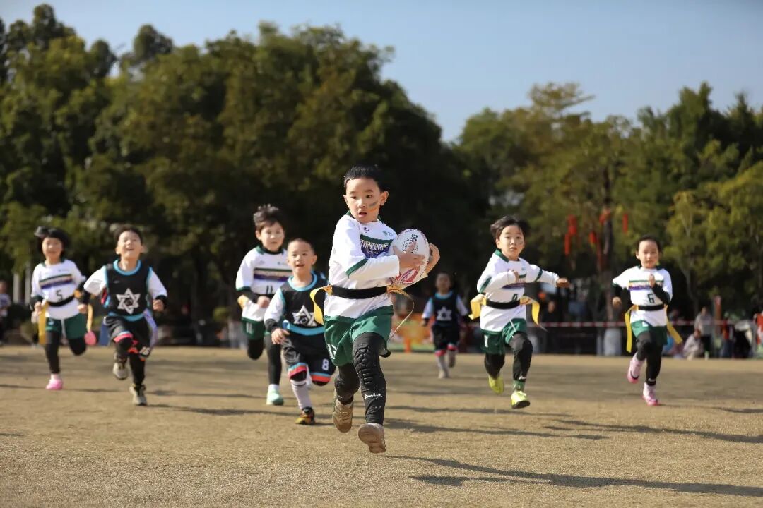 福建省福州市兒童公園，幼兒組隊(duì)員正在進(jìn)行橄欖球比賽。謝貴明攝（人民視覺）