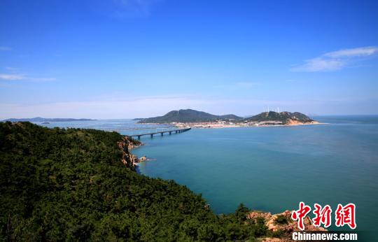 煙臺環(huán)境優(yōu)美、氣候宜人，遍布的海水浴場、濱海觀光景點為游艇帆船產(chǎn)業(yè)發(fā)展創(chuàng)造了條件。(資料圖) 楊兵 攝