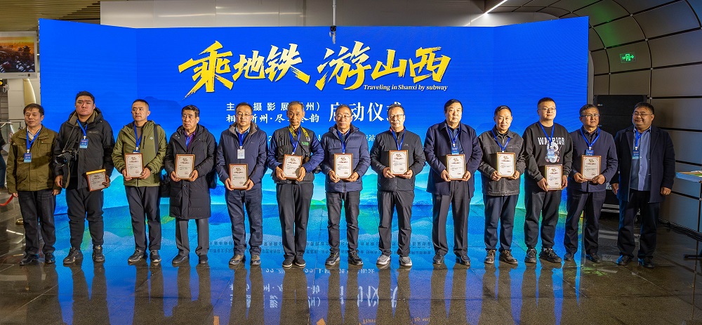 活動為參展攝影家頒發(fā)入展證書。