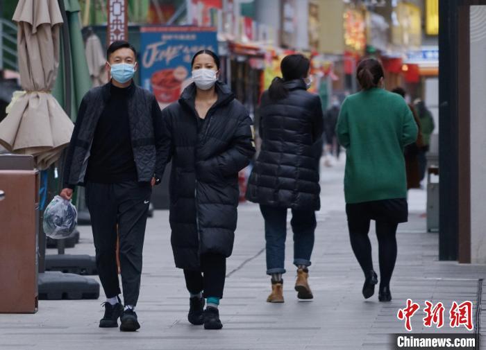 圖為市民穿羽絨服出行?！●R銘言 攝